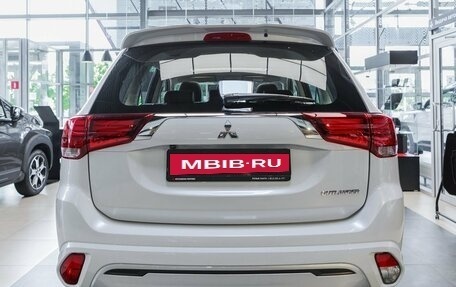 Mitsubishi Outlander III рестайлинг 3, 2022 год, 3 650 000 рублей, 6 фотография