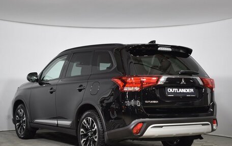 Mitsubishi Outlander III рестайлинг 3, 2022 год, 3 890 000 рублей, 6 фотография