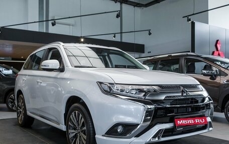 Mitsubishi Outlander III рестайлинг 3, 2022 год, 3 650 000 рублей, 3 фотография