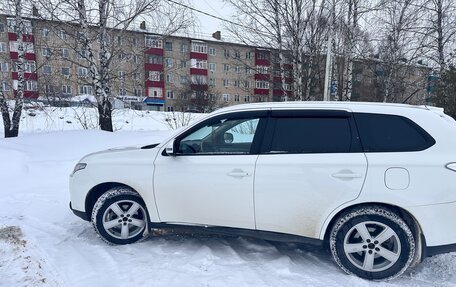 Mitsubishi Outlander III рестайлинг 3, 2013 год, 1 470 000 рублей, 2 фотография