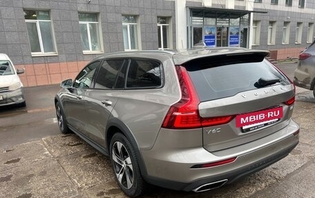 Volvo V60 Cross Country II, 2021 год, 4 040 000 рублей, 4 фотография