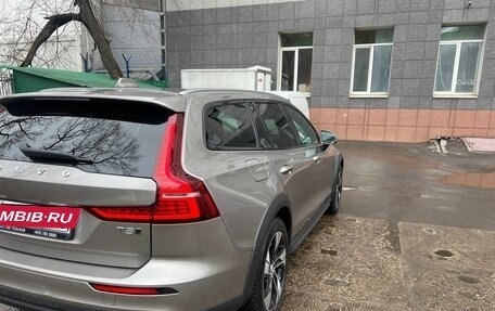 Volvo V60 Cross Country II, 2021 год, 4 040 000 рублей, 5 фотография