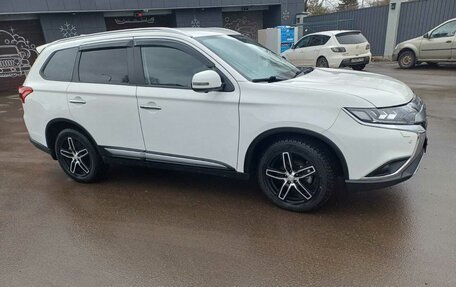 Mitsubishi Outlander III рестайлинг 3, 2020 год, 3 500 000 рублей, 3 фотография