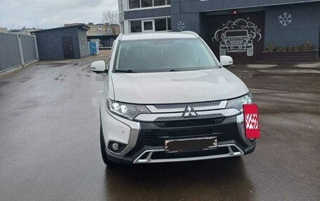 Mitsubishi Outlander III рестайлинг 3, 2020 год, 3 500 000 рублей, 5 фотография