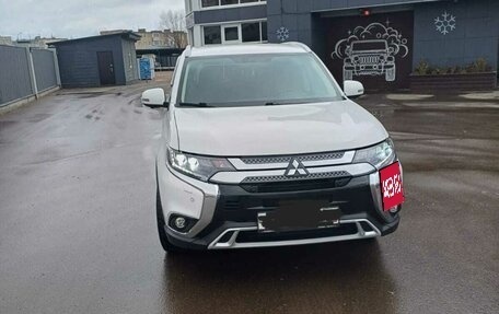 Mitsubishi Outlander III рестайлинг 3, 2020 год, 3 500 000 рублей, 7 фотография