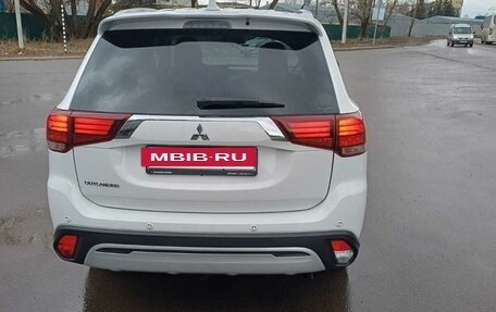 Mitsubishi Outlander III рестайлинг 3, 2020 год, 3 500 000 рублей, 16 фотография