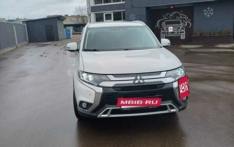 Mitsubishi Outlander III рестайлинг 3, 2020 год, 3 500 000 рублей, 15 фотография