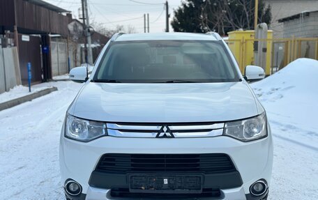 Mitsubishi Outlander III рестайлинг 3, 2014 год, 1 675 000 рублей, 8 фотография