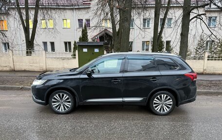 Mitsubishi Outlander III рестайлинг 3, 2018 год, 1 850 000 рублей, 1 фотография