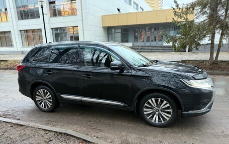 Mitsubishi Outlander III рестайлинг 3, 2018 год, 1 850 000 рублей, 3 фотография