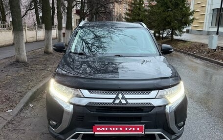 Mitsubishi Outlander III рестайлинг 3, 2018 год, 1 850 000 рублей, 4 фотография