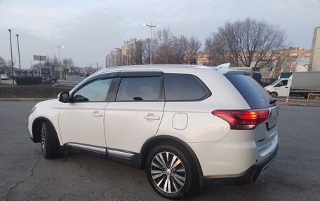 Mitsubishi Outlander III рестайлинг 3, 2018 год, 1 850 000 рублей, 4 фотография