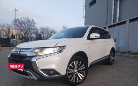 Mitsubishi Outlander III рестайлинг 3, 2018 год, 1 850 000 рублей, 5 фотография