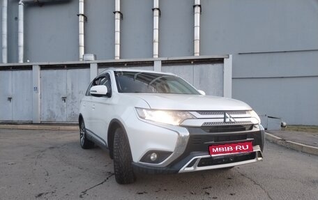 Mitsubishi Outlander III рестайлинг 3, 2018 год, 1 850 000 рублей, 1 фотография