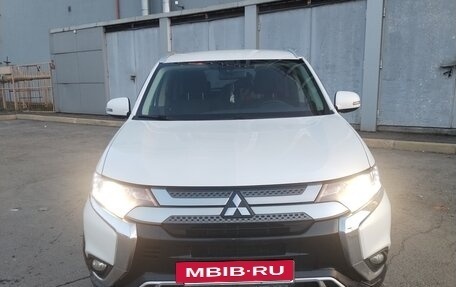 Mitsubishi Outlander III рестайлинг 3, 2018 год, 1 850 000 рублей, 12 фотография