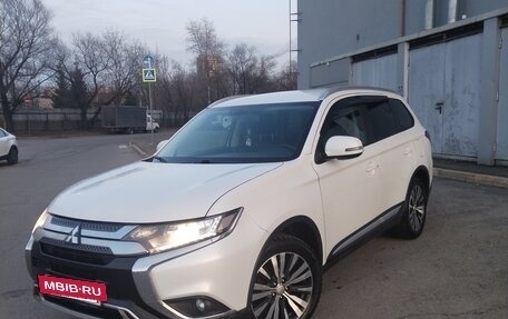 Mitsubishi Outlander III рестайлинг 3, 2018 год, 1 850 000 рублей, 7 фотография