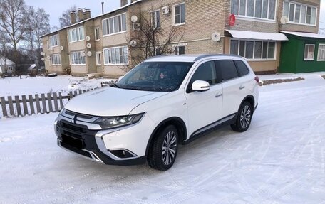 Mitsubishi Outlander III рестайлинг 3, 2020 год, 2 750 000 рублей, 1 фотография