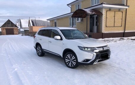 Mitsubishi Outlander III рестайлинг 3, 2020 год, 2 750 000 рублей, 2 фотография