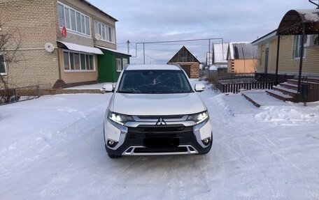 Mitsubishi Outlander III рестайлинг 3, 2020 год, 2 750 000 рублей, 3 фотография