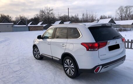 Mitsubishi Outlander III рестайлинг 3, 2020 год, 2 750 000 рублей, 4 фотография