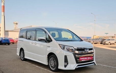 Toyota Noah III, 2019 год, 2 290 000 рублей, 3 фотография