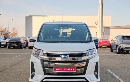 Toyota Noah III, 2019 год, 2 290 000 рублей, 2 фотография