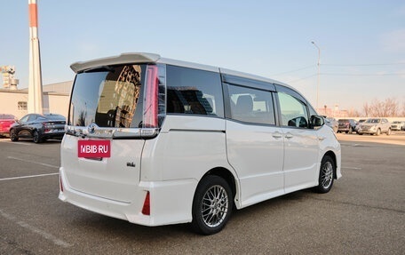 Toyota Noah III, 2019 год, 2 290 000 рублей, 4 фотография