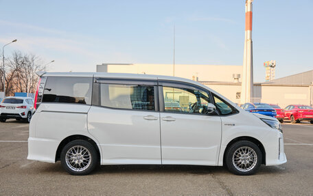 Toyota Noah III, 2019 год, 2 290 000 рублей, 7 фотография