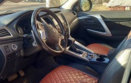 Mitsubishi Pajero Sport III рестайлинг, 2017 год, 2 800 000 рублей, 6 фотография