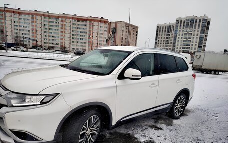 Mitsubishi Outlander III рестайлинг 3, 2018 год, 2 470 000 рублей, 8 фотография