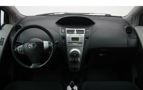 Toyota Yaris III рестайлинг, 2006 год, 590 000 рублей, 8 фотография