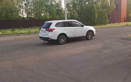 Mitsubishi Outlander III рестайлинг 3, 2015 год, 1 900 000 рублей, 5 фотография