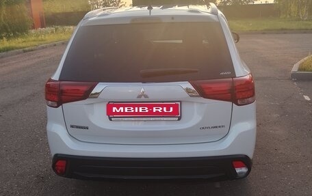 Mitsubishi Outlander III рестайлинг 3, 2015 год, 1 900 000 рублей, 10 фотография