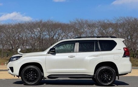 Toyota Land Cruiser Prado 150 рестайлинг 2, 2022 год, 3 900 000 рублей, 6 фотография