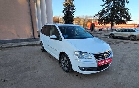 Volkswagen Touran III, 2010 год, 860 000 рублей, 2 фотография