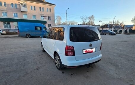 Volkswagen Touran III, 2010 год, 860 000 рублей, 4 фотография