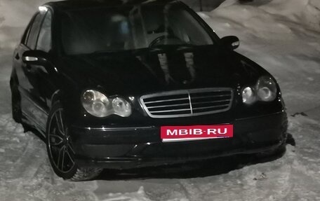 Mercedes-Benz C-Класс, 2004 год, 750 000 рублей, 1 фотография