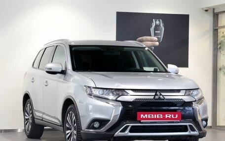 Mitsubishi Outlander III рестайлинг 3, 2020 год, 2 149 000 рублей, 3 фотография