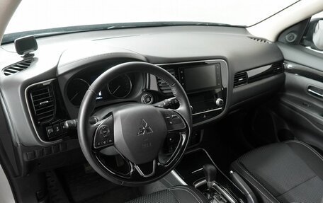 Mitsubishi Outlander III рестайлинг 3, 2020 год, 2 149 000 рублей, 12 фотография