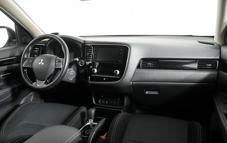 Mitsubishi Outlander III рестайлинг 3, 2020 год, 2 149 000 рублей, 14 фотография