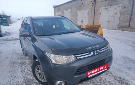 Mitsubishi Outlander III рестайлинг 3, 2013 год, 1 250 000 рублей, 3 фотография