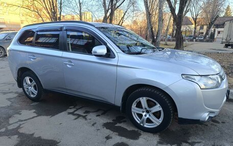 Mitsubishi Outlander III рестайлинг 3, 2013 год, 1 400 000 рублей, 4 фотография