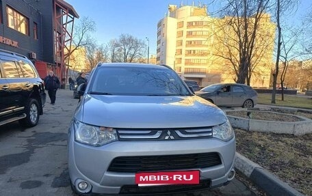 Mitsubishi Outlander III рестайлинг 3, 2013 год, 1 400 000 рублей, 2 фотография