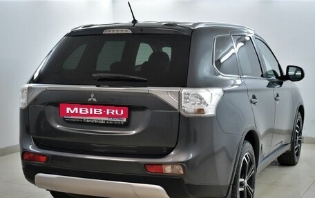 Mitsubishi Outlander III рестайлинг 3, 2014 год, 1 880 000 рублей, 4 фотография