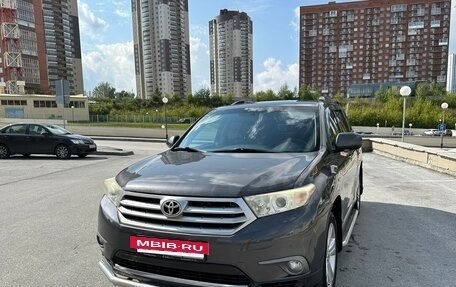 Toyota Highlander III, 2011 год, 2 200 000 рублей, 2 фотография