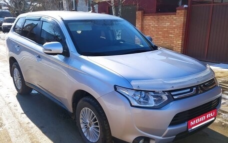 Mitsubishi Outlander III рестайлинг 3, 2013 год, 1 350 000 рублей, 10 фотография