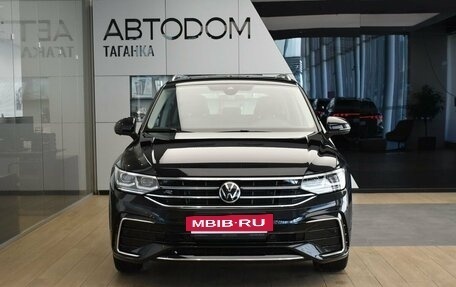 Volkswagen Tiguan II, 2023 год, 4 949 000 рублей, 2 фотография