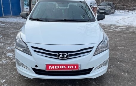 Hyundai Solaris II рестайлинг, 2015 год, 840 000 рублей, 1 фотография