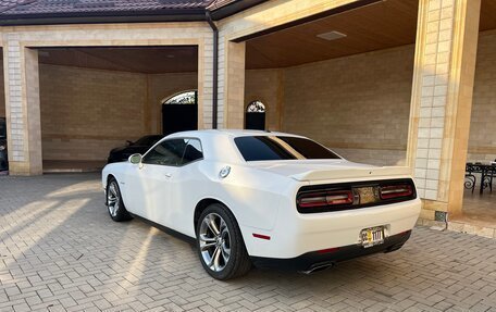 Dodge Challenger III рестайлинг 2, 2020 год, 4 200 000 рублей, 2 фотография