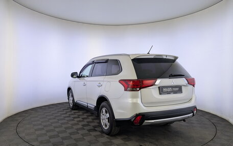 Mitsubishi Outlander III рестайлинг 3, 2016 год, 1 700 000 рублей, 7 фотография